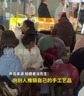 安徽11岁男孩，手里拎着制作的工艺品，在街上售卖。他不同的不仅是年纪小，最关键买