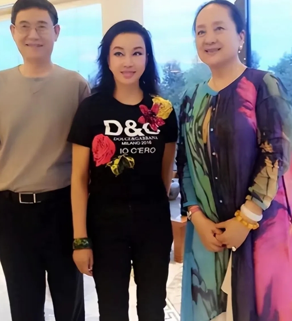 没想到刘晓庆遇到比她还有韵味的女人，站在刘晓左手边的女人看起来和刘晓庆年龄相仿，