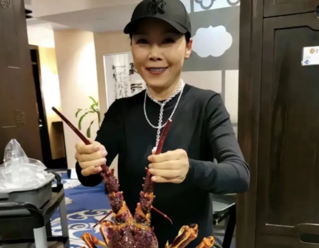 田震，歌坛大姐大，在舞台上好久也没有见到她的身影了。原来她是一个活得通透的女人。