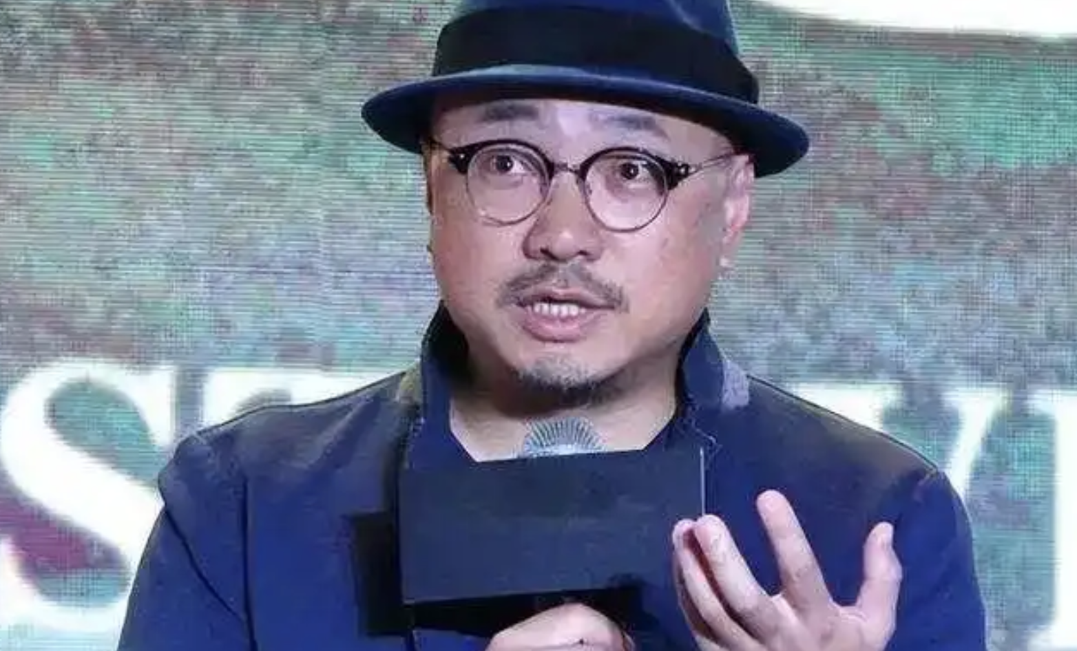 徐峥保守估计身价也有几十亿，然后他拍了一个电影叫《逆行人生》，讲的是最底层外卖小
