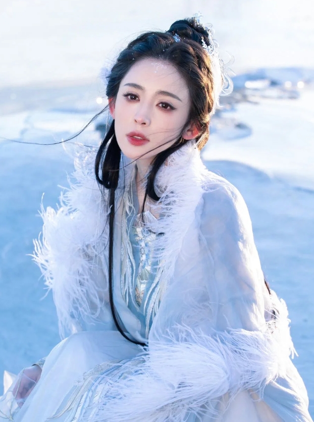 热巴确实活色生香，娜扎就是透着一股无趣