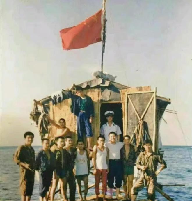1988年，一张在南沙群岛东门礁拍摄的老照片触动了无数人的心灵。这张照片中，年轻