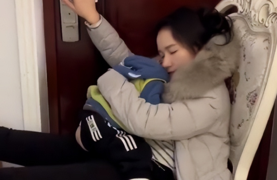湖南，一上门女婿和妻子因琐事吵架，护女心切的丈母娘直接让其滚。见儿子一直在哭，想