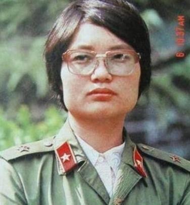 1986年4月，23岁女医护刘亚玲以请假回家探亲为由，偷偷跑到老山前线救治伤员战