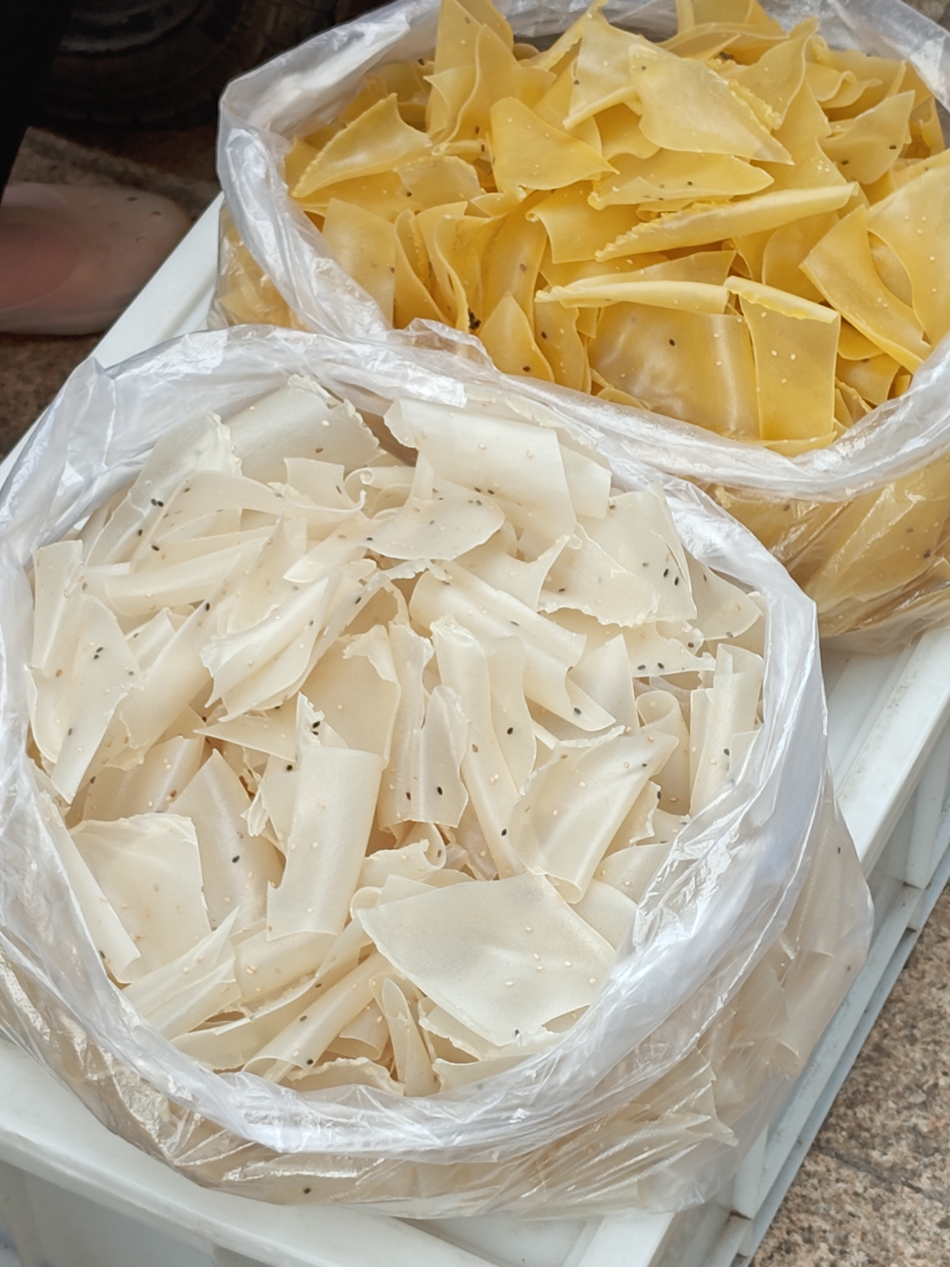 衡阳赶集：几种米制品。

1、烫皮，2、树叶包裹的糍粑，3、蒸切粉，应该是制作烫