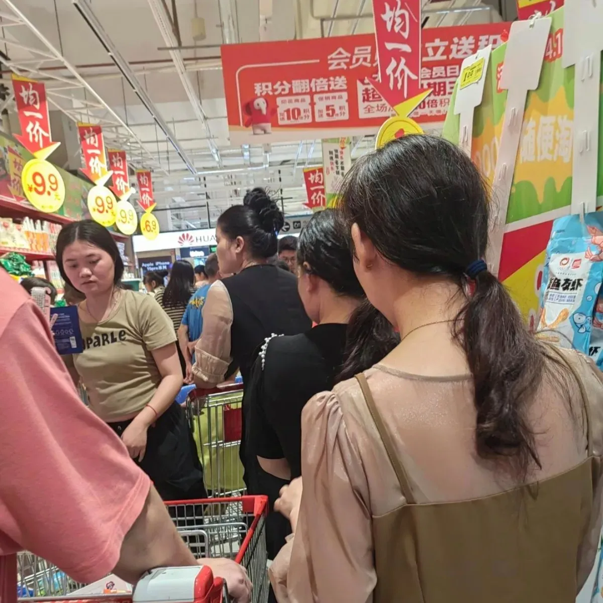 浙江，女子在超市购物，选择自助机扫码付钱，付款后女子准备离开，不料确被保安当场拦