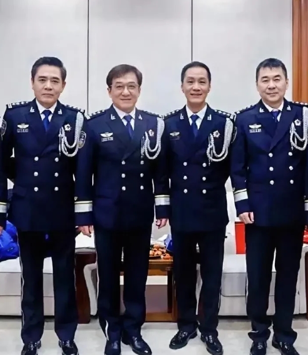 如果能把这四个人都认出来，相信你绝对是影迷中的佼佼者。
这是四位演员身穿警服拍戏