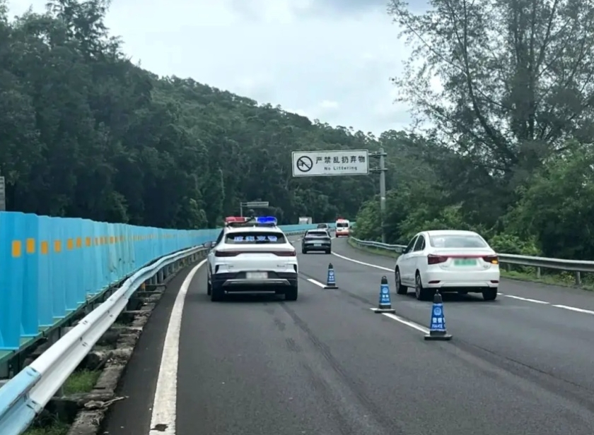 高速开车一定要注意这几点。
1.如果前车和你开车习惯差不多，就牢牢跟着他就行。看