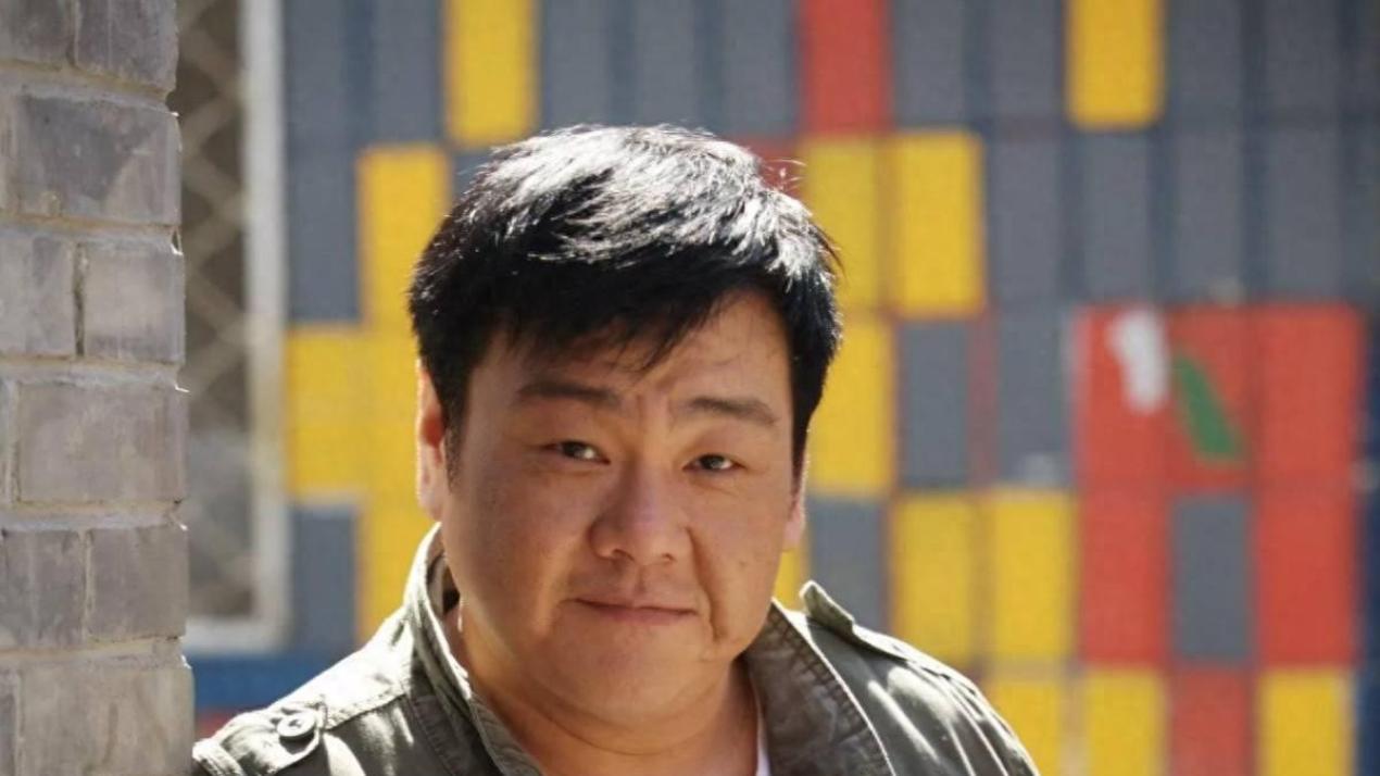 演员张立威告别仪式，无儿无女亲友为他送行，骨灰花葬回归自然