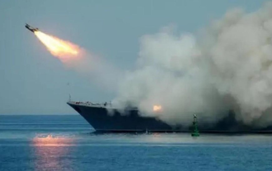 ​美英又被炸了，胡塞武装为何要不断报复美英？3大原因。是的，胡塞武装表示已经通过