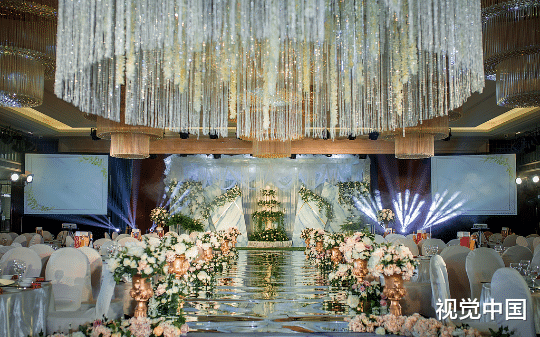 为给弟弟还债，被亲妈卖给年老总裁，结婚时才发现嫁的不是他