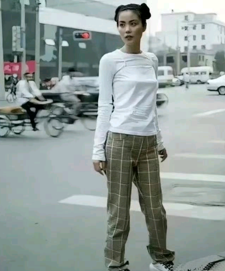1997年，28岁的王菲（原名叫王靖雯）在北京西单的旧照，真是时髦极了