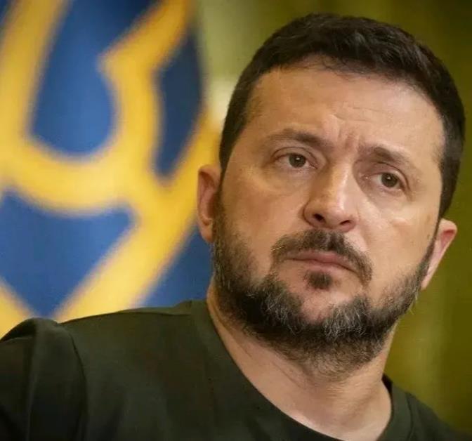 乌克兰这个总统名存实亡了，现在连乌军总司令瑟尔斯基都想投降了，那么泽连斯基还能靠