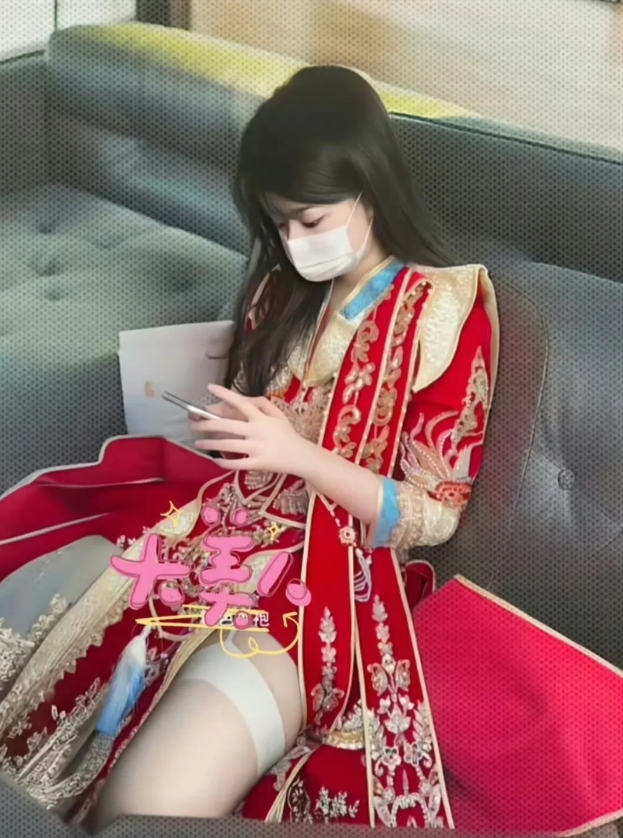 穿秀禾的新娘，走光了，还浑然不知！新娘子大婚，穿上了精心定制的秀禾，忙活了一天，