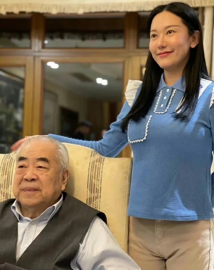 86岁画家范增官宣喜事！
前有杨振宁，后有范增，老一辈的艺术家们似乎都在用自己的