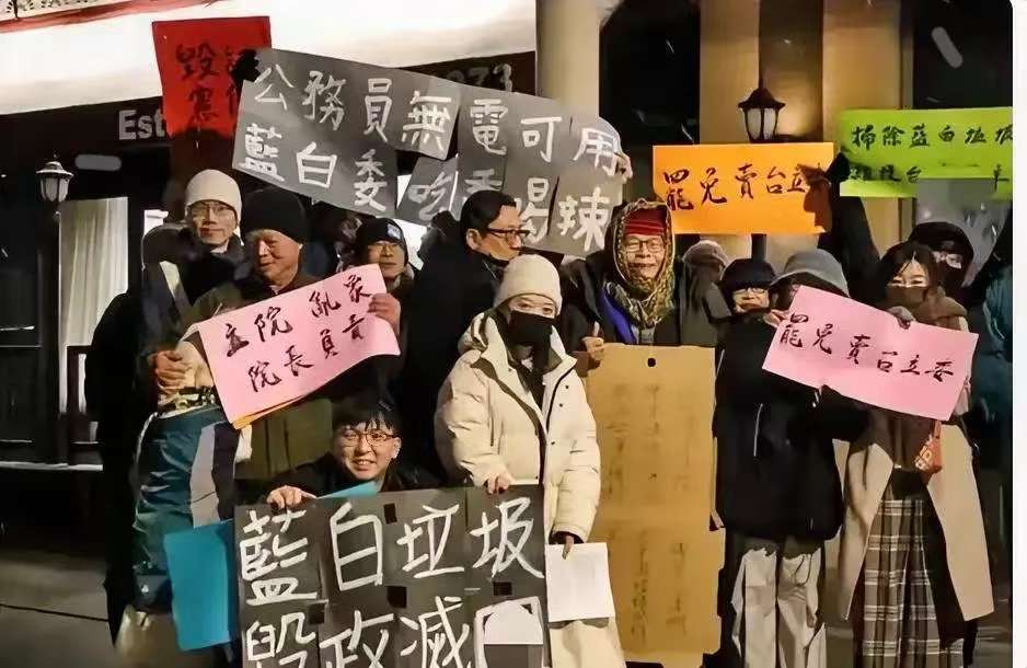 韩国瑜真是把脸丢到了国外！在华盛顿参加晚宴的时候，门外来了不少台民举牌抗议，指责