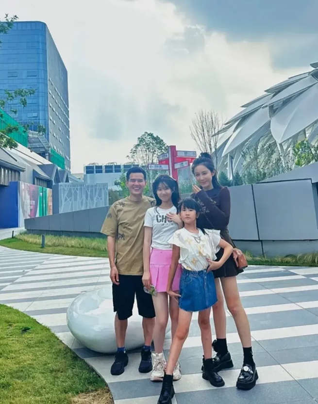 刘国正教练一家四口，颜值真是没得说，老婆身材超棒，长得也很漂亮。两个女儿现在也是