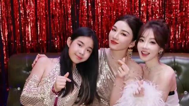 黄奕带11岁女儿混网红圈，黄芊玲与痞幼冯提莫同框，打扮太成熟
