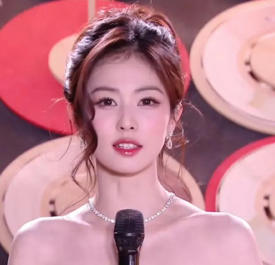 白鹿今晚微博之夜这个状态能否踢出四普？ ​