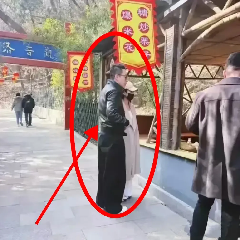 大s看到也会伤心吧!

她离开仅仅12天后，生命中最重要的
两个男人，都重新开始