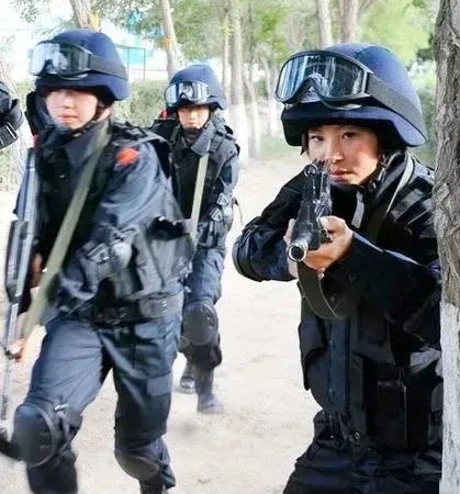 特战女兵的艰苦训练日常                             
