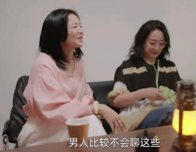 阿雅:“我发现就我们女人比较会说，我很想和你谈心，男人比较不会聊这些。”陈楚生: