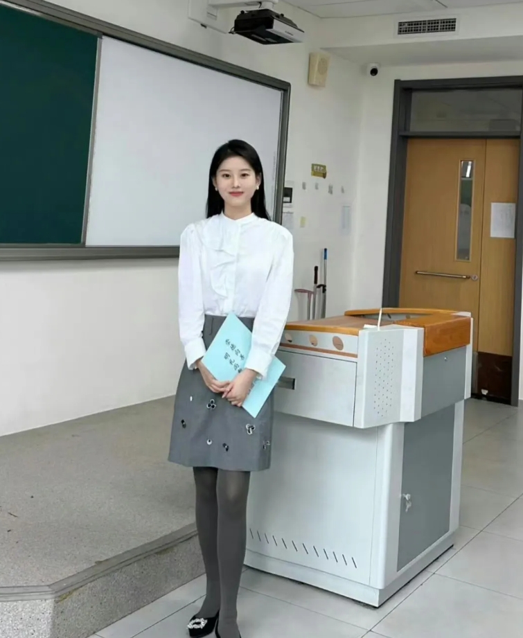 高中老师上班时的通勤穿搭
