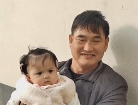 大衣哥朱之文近来晒孙女合照，一看就是老朱家基因，从而一举打破此前谣言。在二婚之前