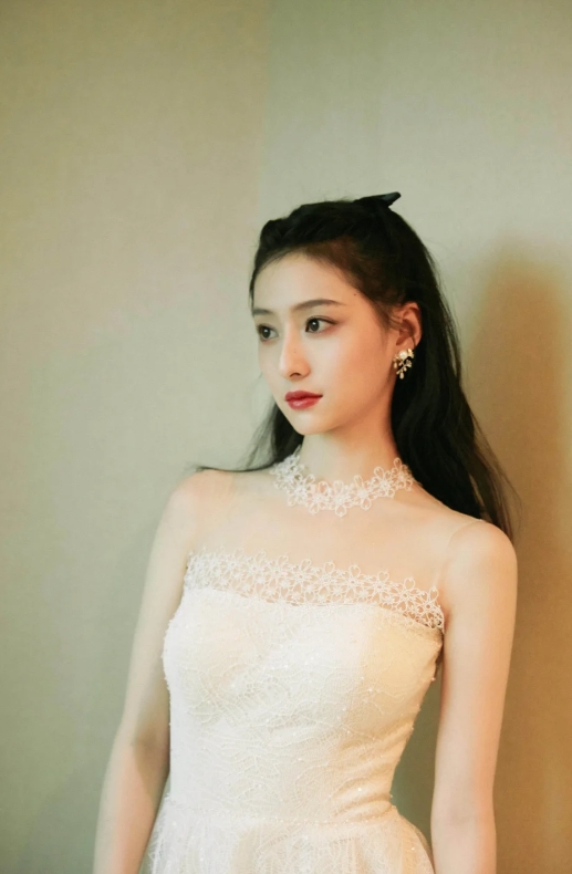 胡连馨：争议与演技并存的演艺新星