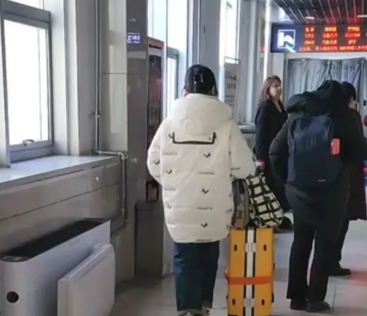 又到了大学开学季，孩子即将开启新的学期。送女儿去学校的时候，我给了她 1500 