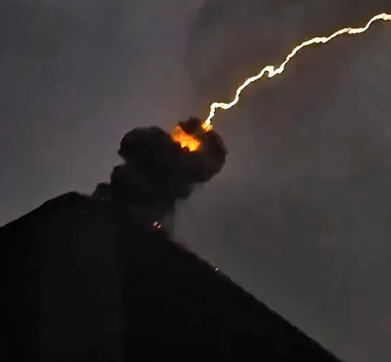 离谱！闪电引爆炸药！