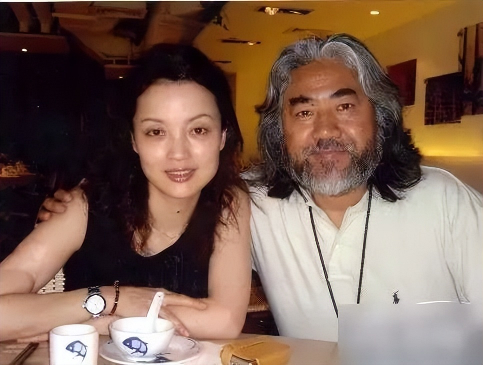 2016年底张纪中与樊馨蔓宣布离婚，更在公众面前撕破脸面，互斥对方出轨，曾经相爱