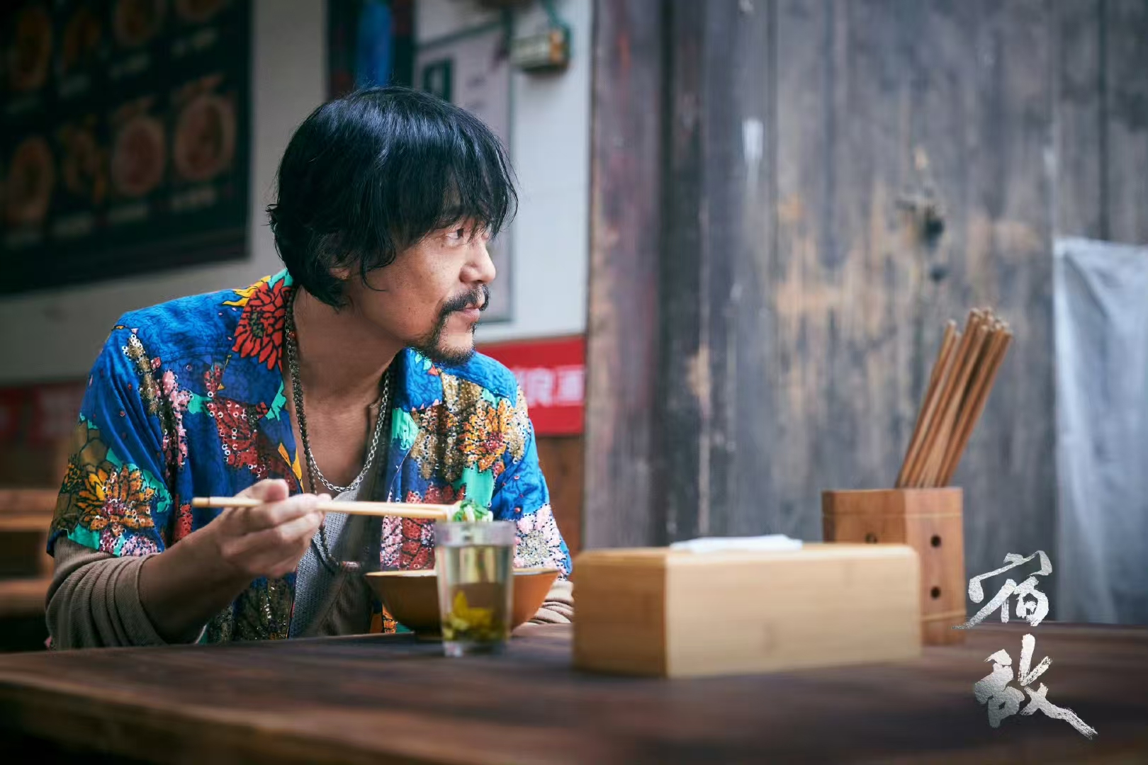 电视剧《宿敌》热播引热议，该剧有望成爆款？
首先，主创们艺高人胆大，不仅把三种不