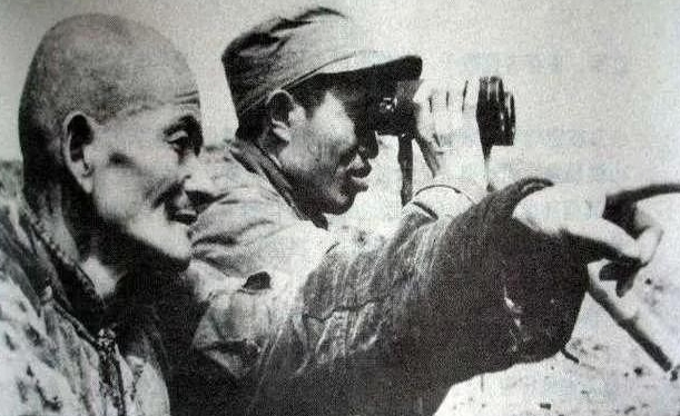 1969年，皮定均将军在办公途中，猛然发现一位穿着四个兜的军官敞胸露怀、帽子歪戴