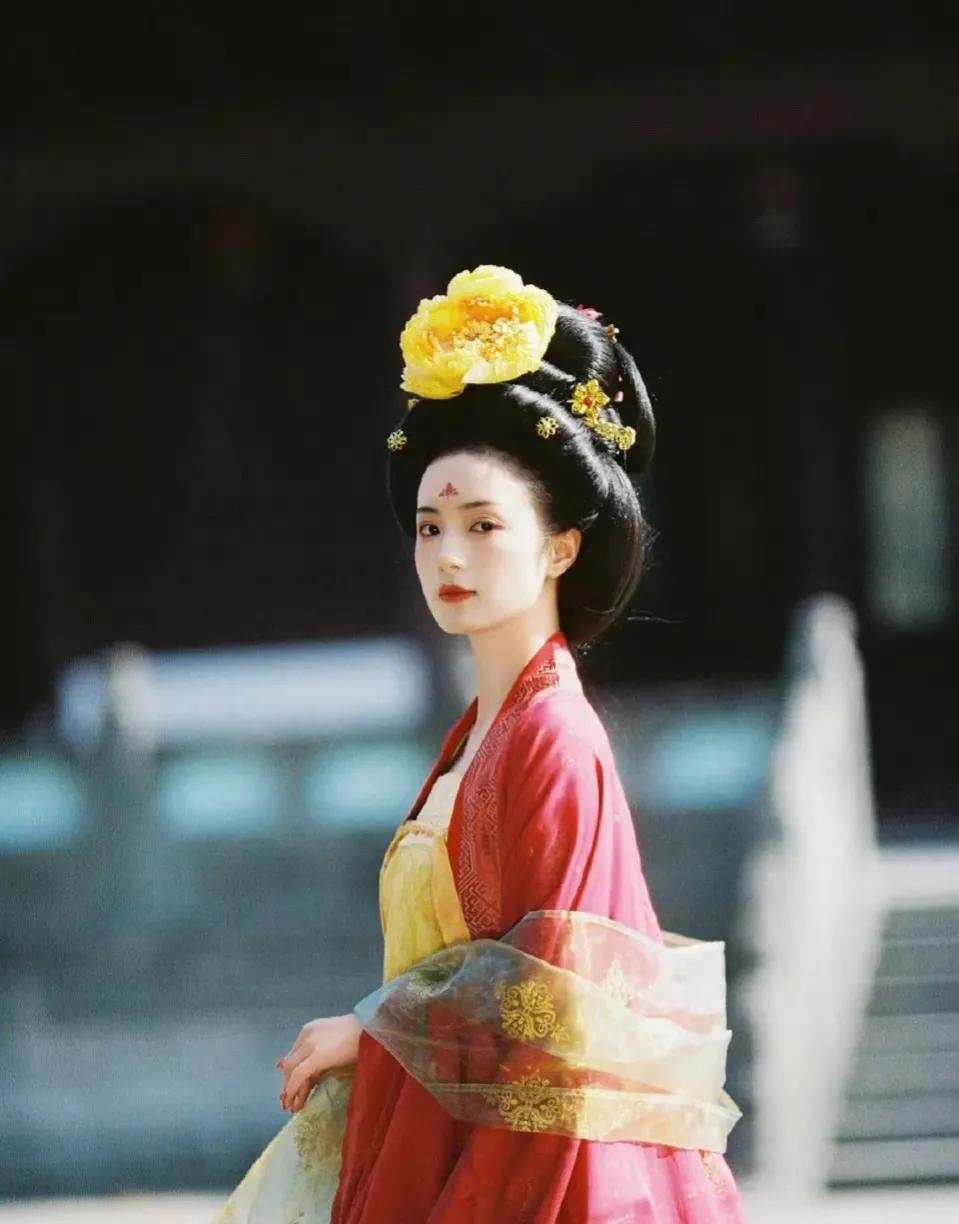 《国色芳华》女二发了一组自己私下拍的唐风照片，这真不是在暗戳戳内涵剧组妆造吗。