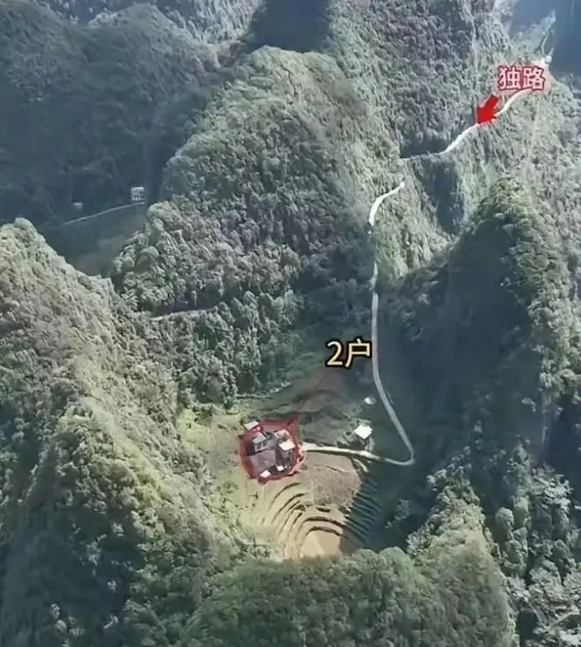 只要有一家搬走了，另一家肯定也会跟着搬走。两家关系好，住一块儿习惯了，谁也不想落