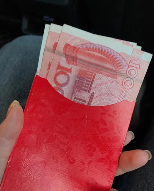 我真的越来越觉得我婆婆过分了！我婆婆现在对我俩个儿子越来越敷衍了，给压岁钱也太少