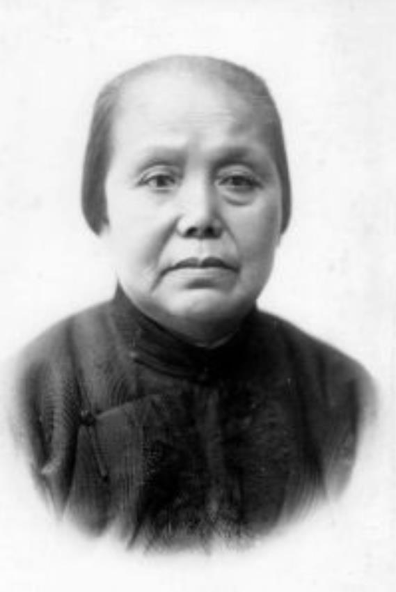 1915年，孙中山向发妻卢慕贞提出离婚。48岁的卢慕贞不哭不闹，只回复了一个字：