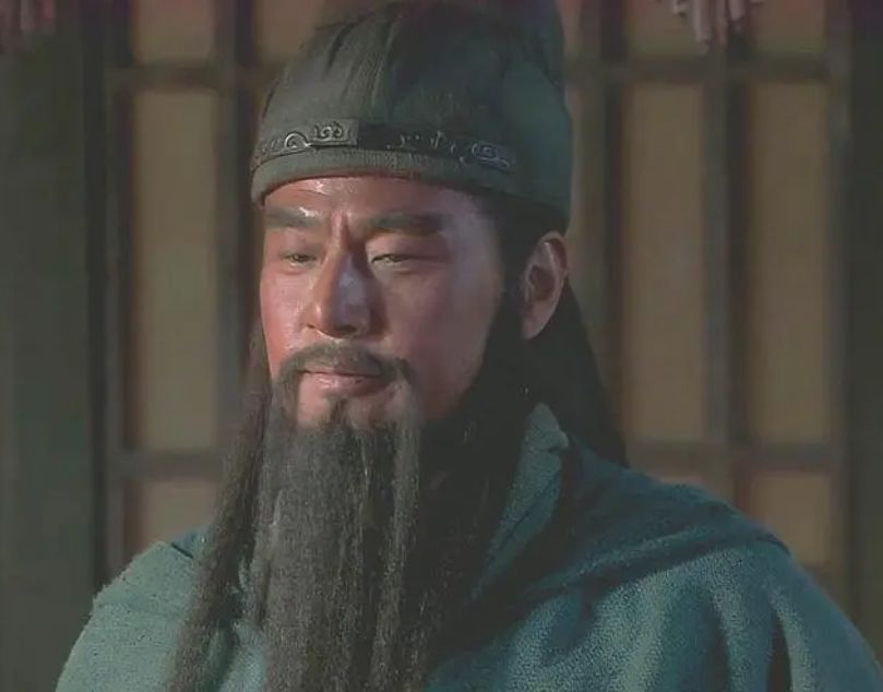 关羽请求出战华雄，不是袁绍不给他机会，实在是关羽不会说话。
袁绍问关羽是什么职务