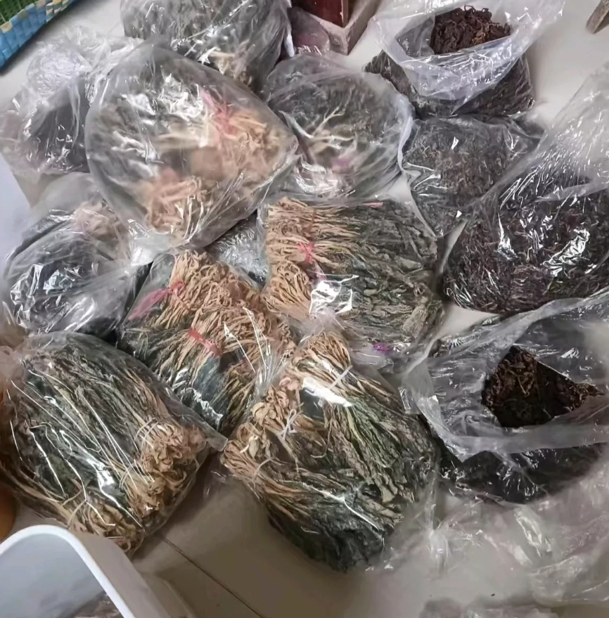 当我无意间跟我妈说了句，我想要点菜干，结果就来了这么一堆菜干，哎，这个世界上，只
