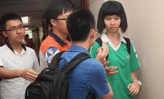 每年高考后，清华和北大这两所顶尖学府的招生大战就如期上演。这个过程堪比一场斗智斗