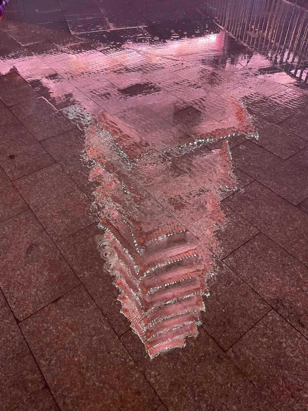 下雨的二七塔
不出所料，昨天下雨了☔️
（ps：要带着小感冒回山东了）