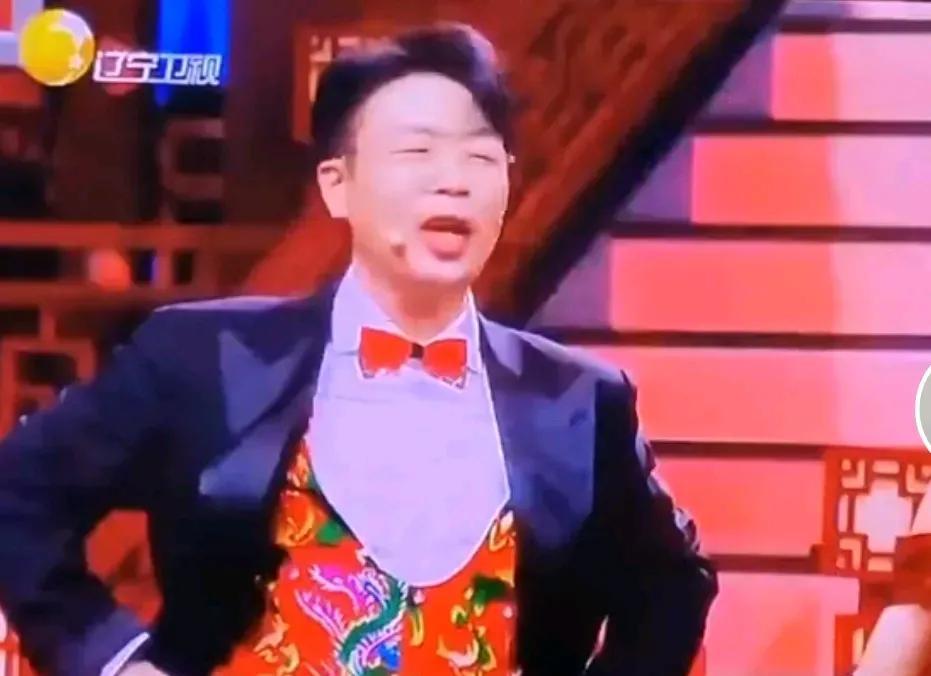 今年辽视春晚有俩人，那可太逗乐了，一出场就让大伙笑得不行。
先说主持人杜海涛，那