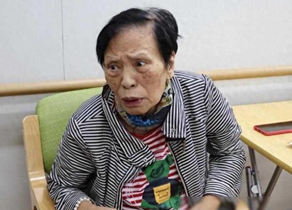 86岁的港星余慕莲坐在养老院的小床上，眼神空洞地望着窗外。
 
她做了一辈子绿叶