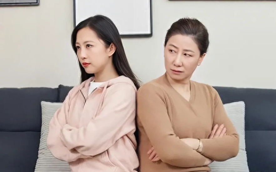 河南，婆婆说儿媳坏话，被儿子无意间听到，塞给母亲200块钱，儿媳知道后，和丈夫大