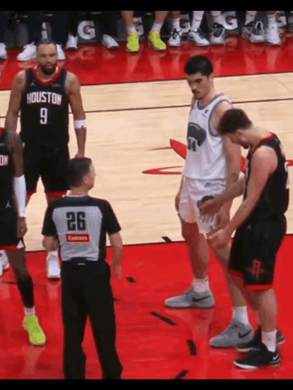 #nba# 申京你以为人家艾迪好欺负啊，人家也是狠角色。
申京你平时打球软软的，
