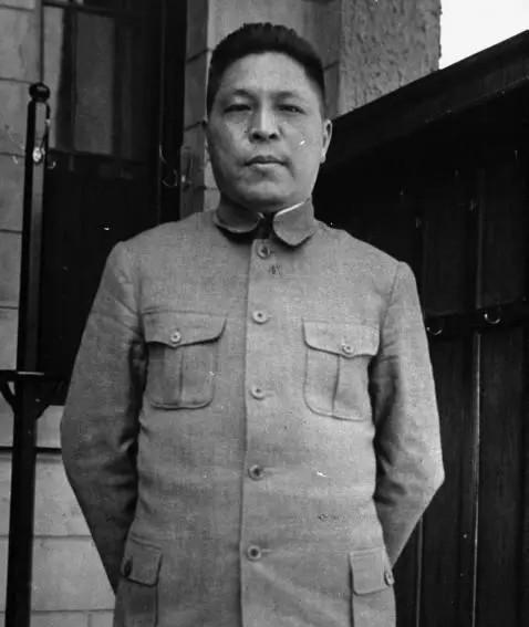 1927年7月，蒋鼎文驻军宁波后很快腐化，狂赌滥嫖染上了性病。一个叫杨槐堂的医生