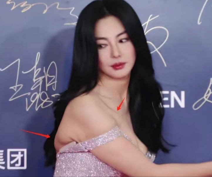 谁给张雨绮选的衣服，快把她给勒死了