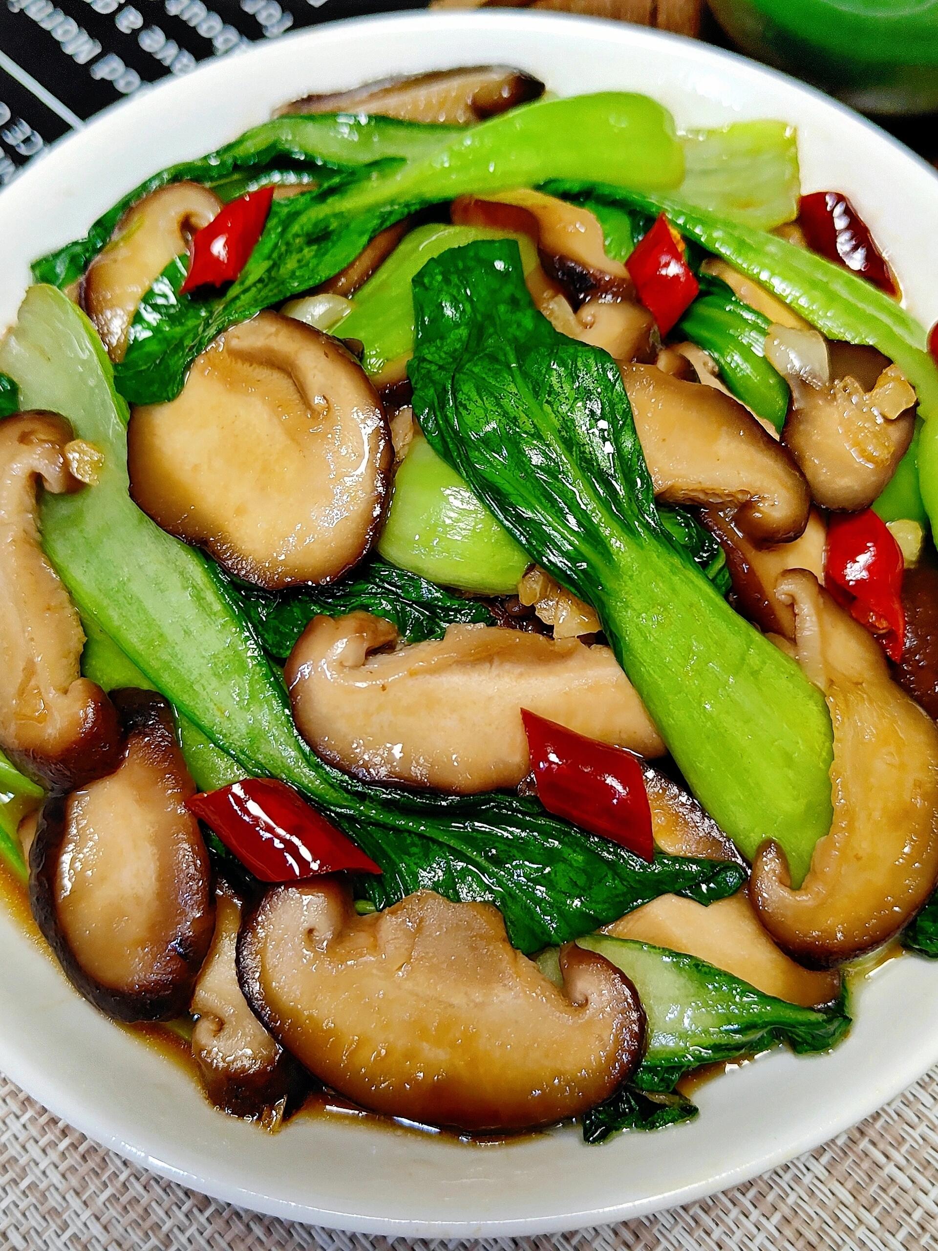 超美味的香菇油菜，巨巨巨下饭‼️
香菇油菜这样做比肉还香，做法超简单，好吃又下饭