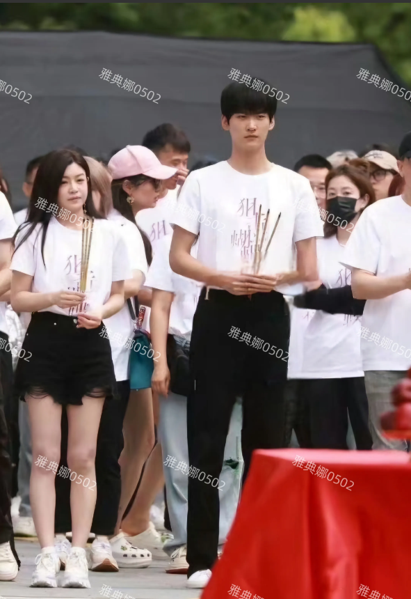 陈妍希眼睛好肿啊，是哭过吗？
惊爆离婚传闻后的陈妍希现身新剧开机仪式，她脸上没有